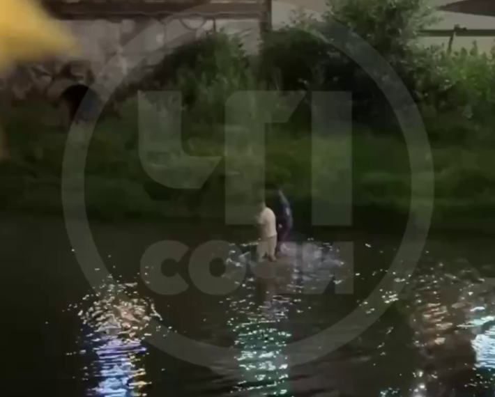 В Сочи мужчина нырнул с моста в реку