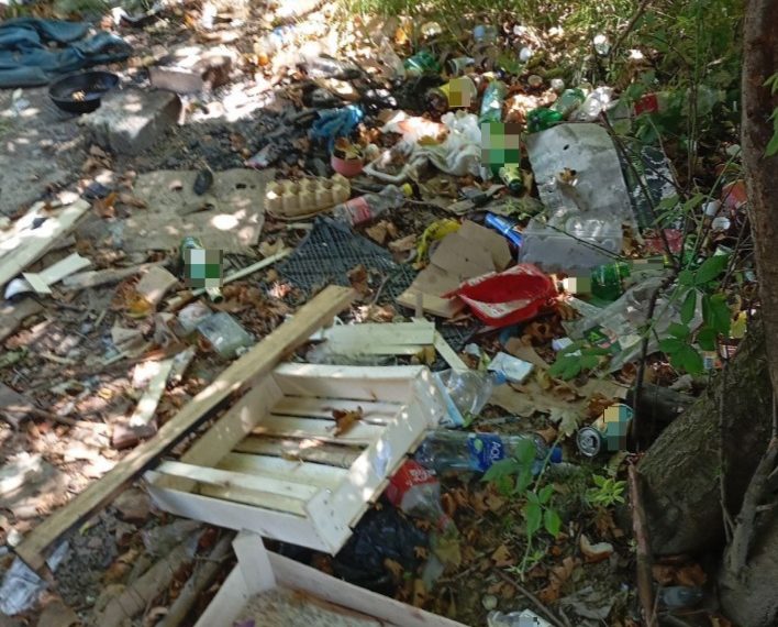 В центре села Весёлое в Сочи заметили груды мусора