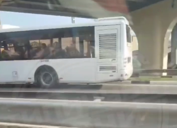 Автобус в Адлере проехал поворот на аэропорт и сдал задним ходом по трассе