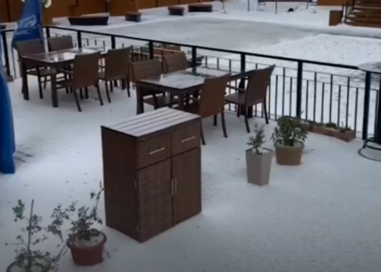 Летний снегопад в Сочи: курорт столкнулся с зимними осадками в разгар июля