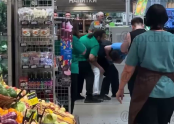 Конфликт в краснодарском ТЦ: охранники и покупатели устроили потасовку