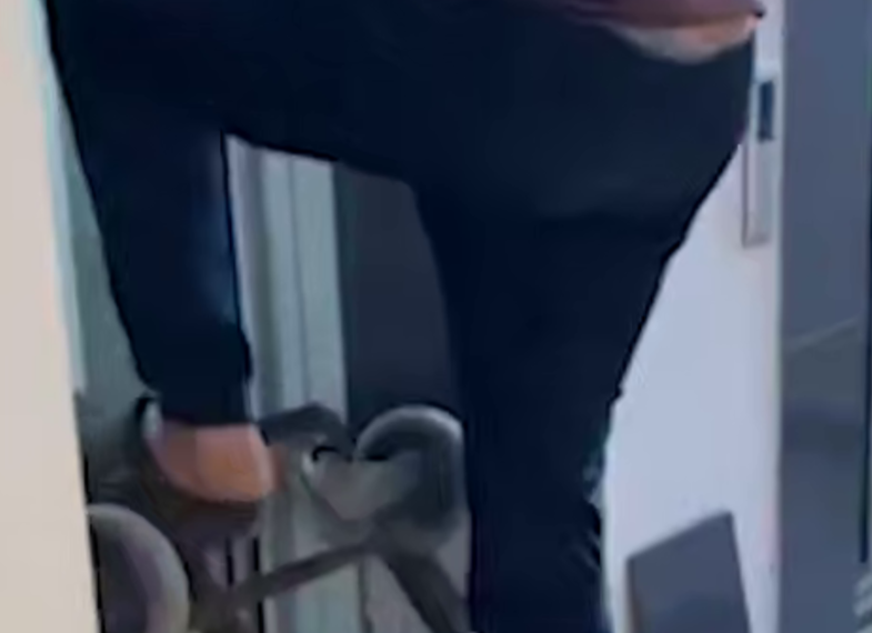 Краснодарцы разгромили лифт в ЖК в попытке освободить застрявшую тележку