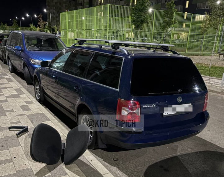 В Краснодаре летающее кресло разрушило припаркованный автомобиль