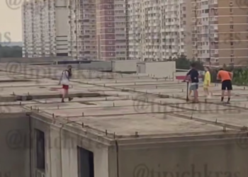 В Краснодаре подростки на самокатах развлекаются на опасной заброшке