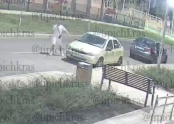 В Краснодаре ночной вандал оставил автовладельцев без зеркал и дворников