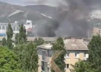 В Новороссийске ликвидируют крупный пожар в многоэтажке: эвакуированы 25 человек