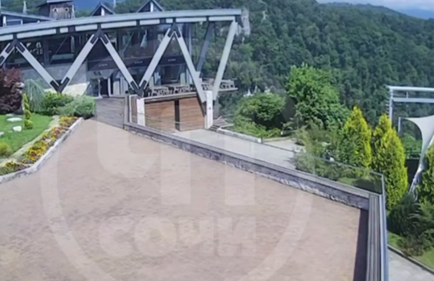 В Сочи мужчина погиб, упав с моста в развлекательном парке