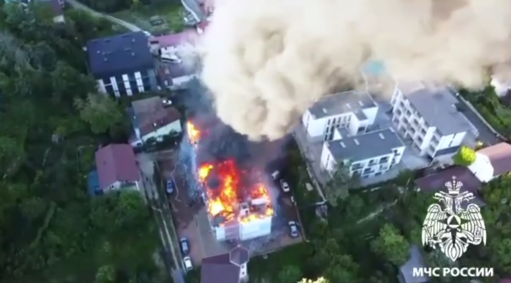 Крупный пожар в СНТ «Альпинист» в Сочи: эвакуировано 50 человек