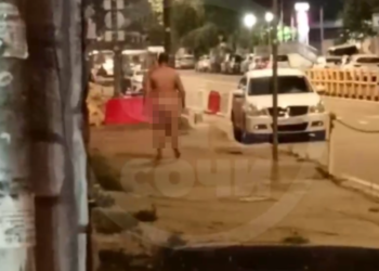 Уверенный в себе мужчина утром прогулялся по улицам Сочи в костюме Адама