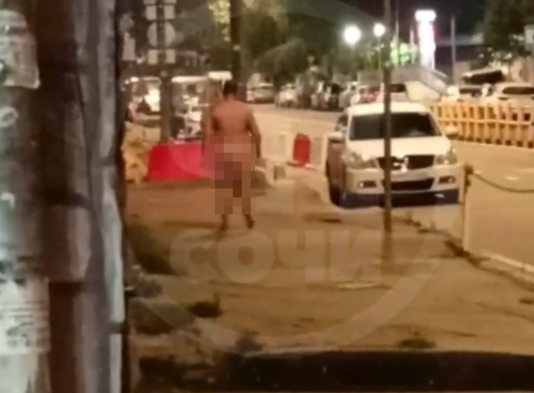 Уверенный в себе мужчина утром прогулялся по улицам Сочи в костюме Адама