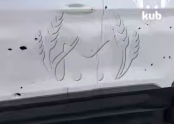 На видео сняли пробитую осколками БПЛА иномарку поездной бригады в Сочи