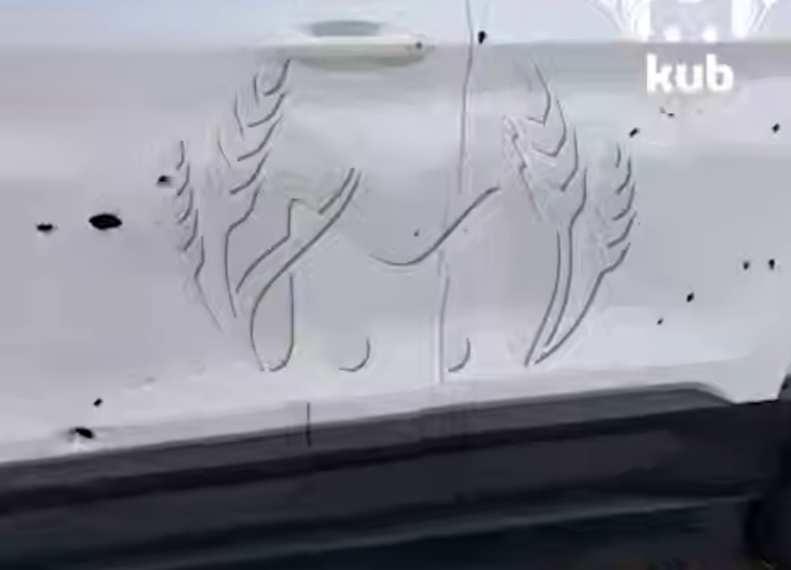 На видео сняли пробитую осколками БПЛА иномарку поездной бригады в Сочи