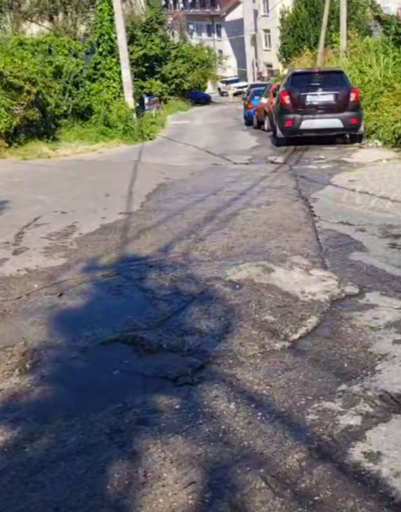 В Сочи на Лысой Горе несколько дней хлещет фонтан из водопровода