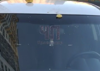 В Краснодаре метеоритный дождь из вещей обрушился на припаркованную машину