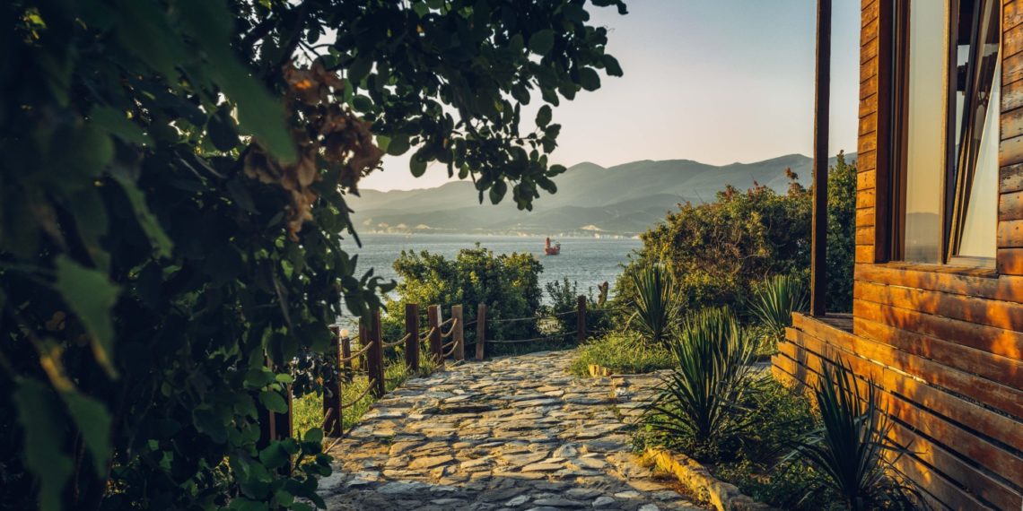 Море, сосны, горы: 10 глэмпингов в Краснодарском крае для отдыха на природе