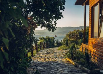 Море, сосны, горы: 10 глэмпингов в Краснодарском крае для отдыха на природе