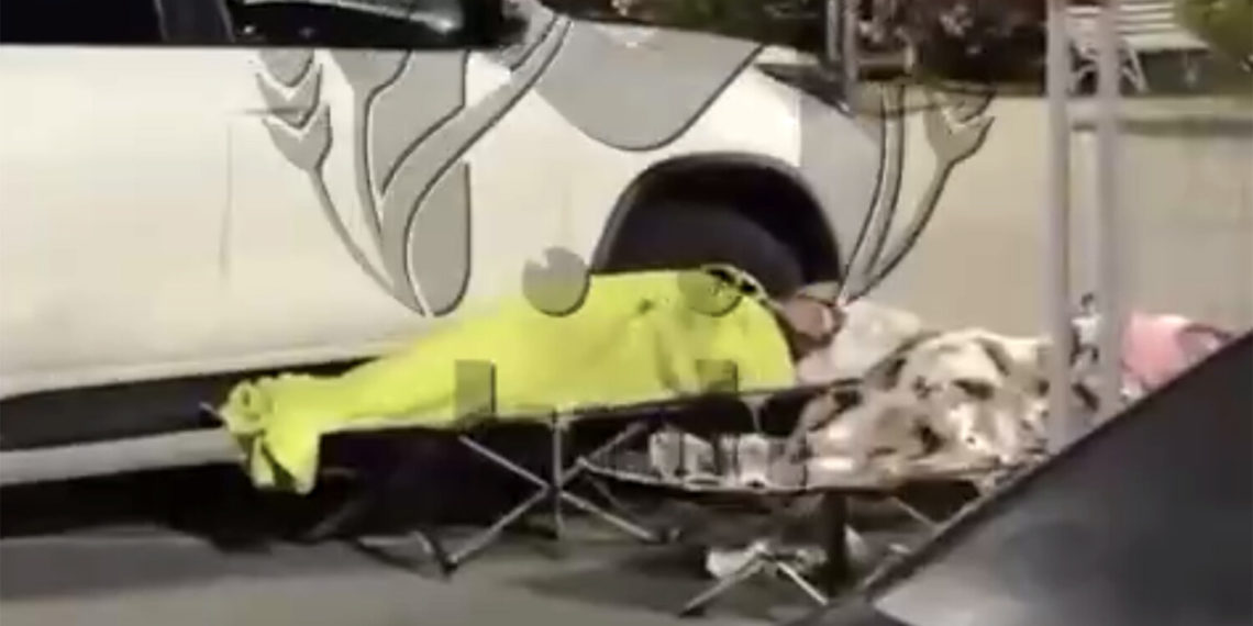 Туристы в Сочи ночуют прямо на парковках ради экономии на жилье