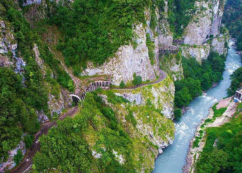 Запуск поезда в ущелье Ахцу вызвал споры между экологами и бизнесом