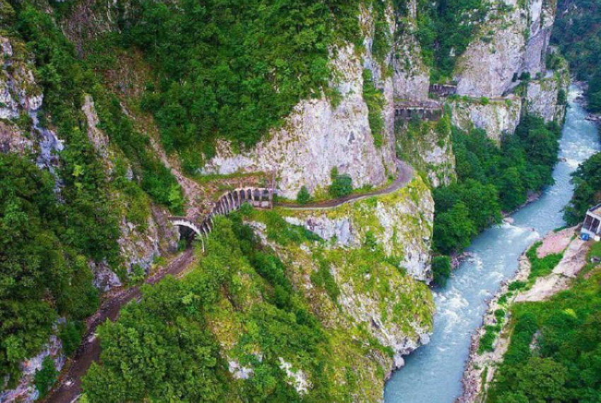 Запуск поезда в ущелье Ахцу вызвал споры между экологами и бизнесом