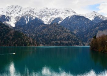 Власти обсуждают запуск морских рейсов между Сочи и Сухумом этим летом