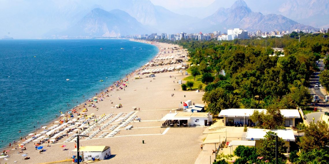 Поток туристов в Сочи достиг 4,5 млн за полгода сезон в разгаре