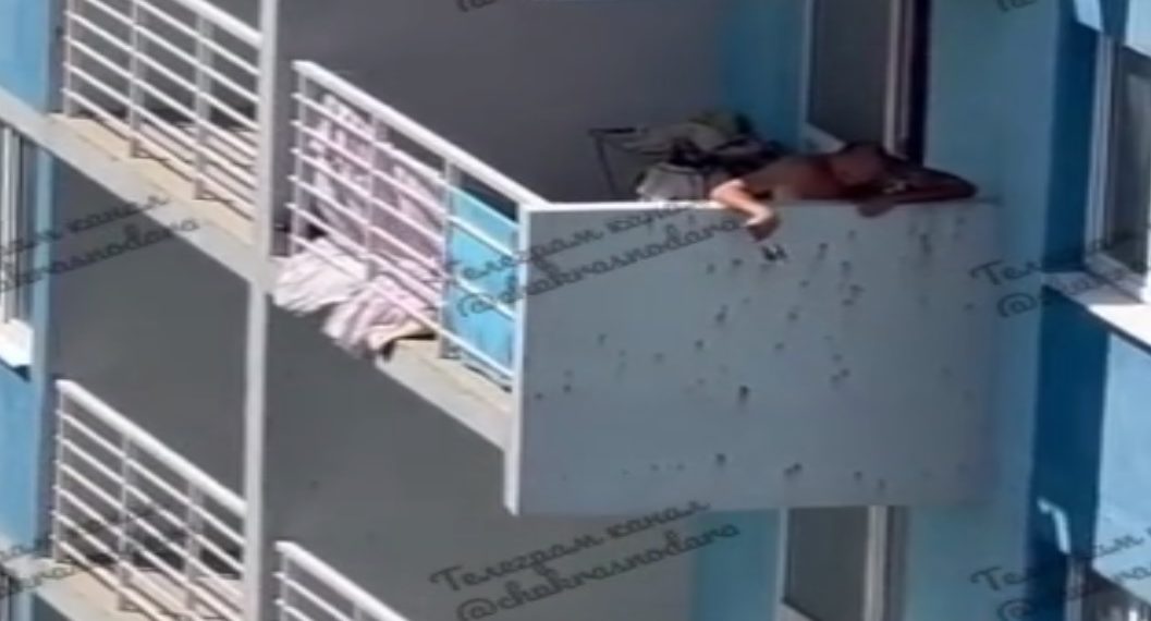 В Краснодаре пьяный мужчина кидался бутылками с балкона