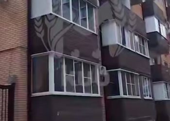 Полицейские проверили информацию о закрытых на балконе детях в Краснодаре