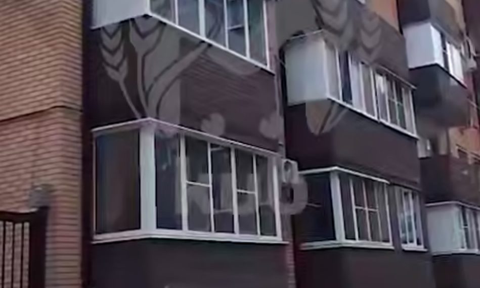 Полицейские проверили информацию о закрытых на балконе детях в Краснодаре