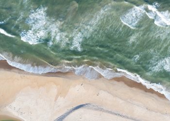 Туристы из Анапы переехали в Сочи, но пляжи остались наполовину пустыми