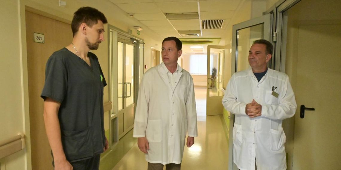 Мэр Сочи Прошунин посетил больницу, где находится пострадавшая при атаке БПЛА