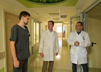 Мэр Сочи Прошунин посетил больницу, где находится пострадавшая при атаке БПЛА