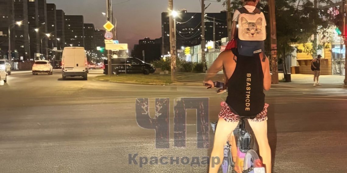 Краснодарцы возмущены поведением велосипедиста, катающегося с ребенком на шее