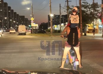 Краснодарцы возмущены поведением велосипедиста, катающегося с ребенком на шее