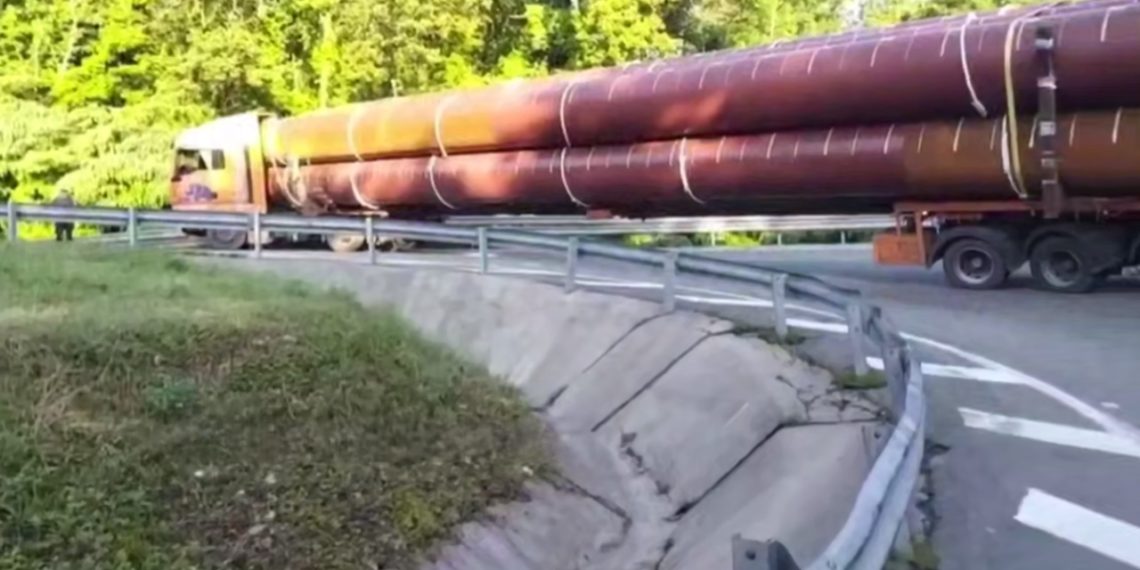 Фура с трубами заблокировала движение на Михайловском перевале под Геленджиком