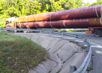 Фура с трубами заблокировала движение на Михайловском перевале под Геленджиком