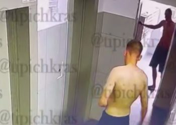 В Краснодаре двое неадекватных мужчин разгромили подъезд