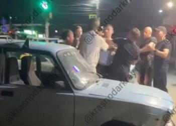 В Краснодаре мужчина избил двух сотрудников вейпшопа и девушку