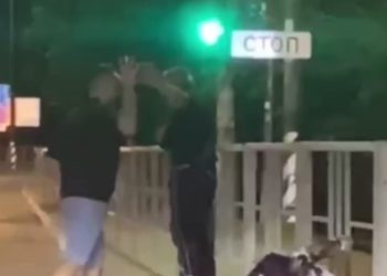 В Краснодаре водитель авто подрезал парня на мопеде и напал на него