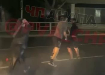 В Анапе мужчина с огнетушителем подрался с девушкой с битой