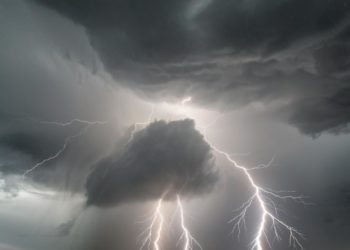 Грозу с градом и шквалистым ветром обещают на Кубани во вторник 15 июля