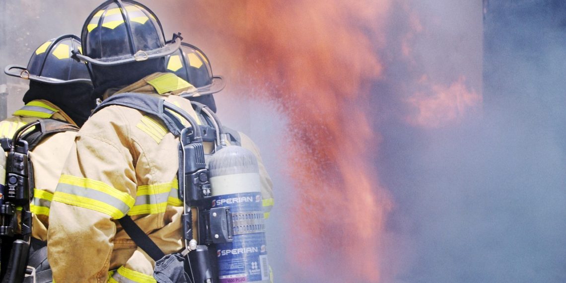 Пожар в Краснодаре охватил 900 квадратных метров