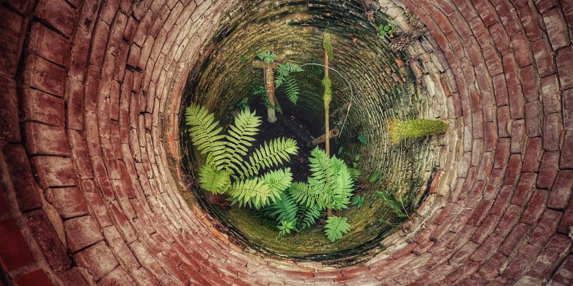 В Сочи нашли древний барельеф с танцующими фигурами на дольмене группы «Чумаки»