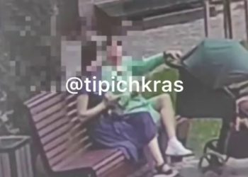 В Краснодаре дети сбросили бутылку с водой и чуть не попали в женщину с коляской