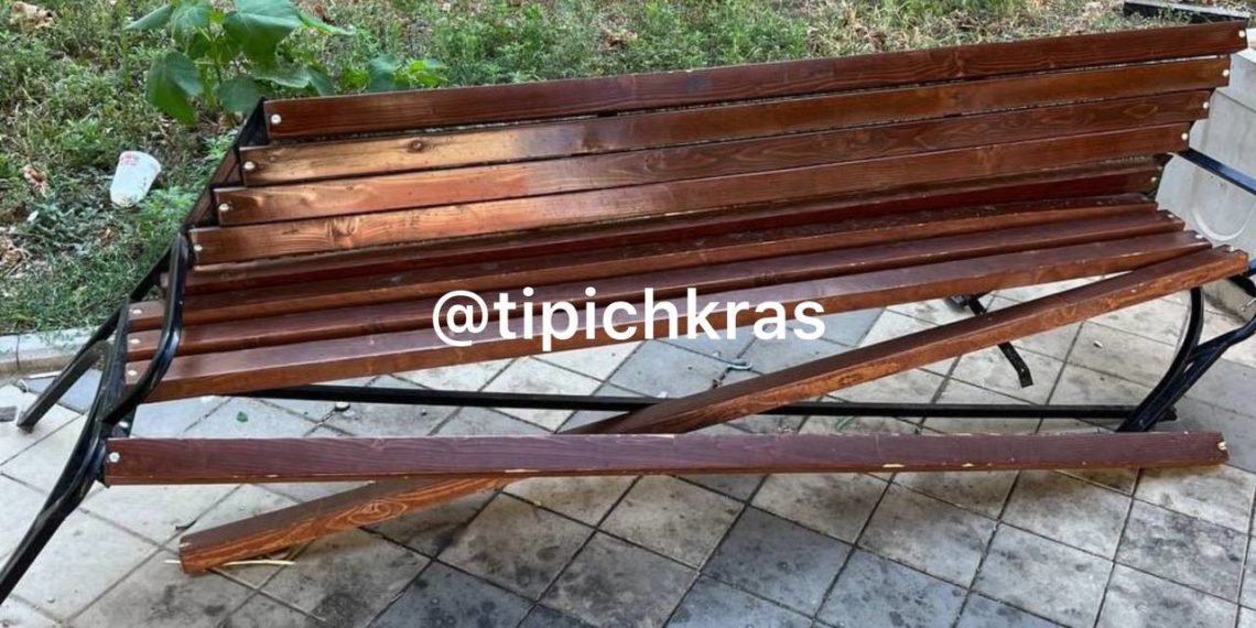 Жители Гидростроя остались без лавочек: мэрия заявила, что скамейки «ничьи»