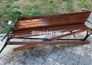 Жители Гидростроя остались без лавочек: мэрия заявила, что скамейки «ничьи»