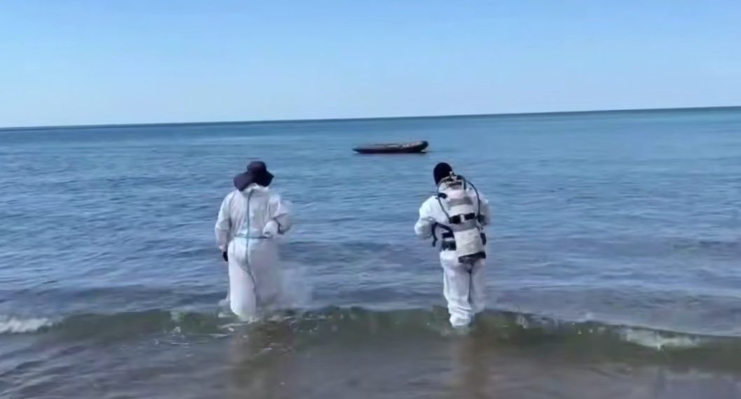 В Анапе водолазы подняли со дна моря 266 мешков с мазутом
