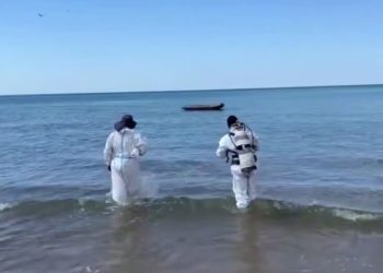 В Анапе водолазы подняли со дна моря 266 мешков с мазутом