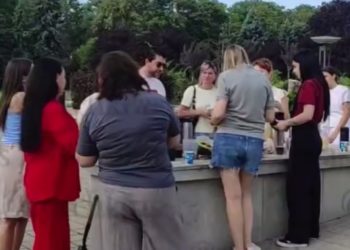 В Краснодаре компания устроила пикник на мемориале