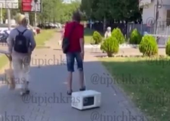 В Краснодаре мужчина выгуливал на улице микроволновку