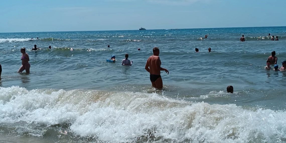 В Сочи спасли тонувшего на пляже туриста